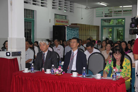 Các đại biểu tham dự lễ khánh thành mô hình bếp ăn bán trú