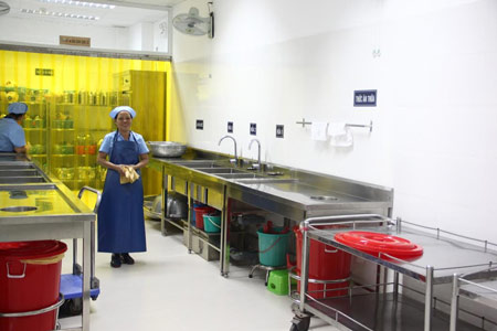 Một góc bếp ăn tại trường Tiểu học Trưng Trắc