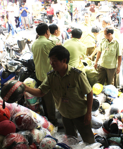 Lực lượng QLTT kiểm trả một điểm sản xuất MBH không đạt chất lượng